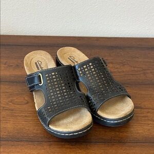 CLARKS Size 8M Black Hayla Samoa Slip On Leather Heeled Sandals Shoes Classic